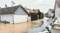  ?? ARCHIVFOTO: SUTTER ?? Wenn durch den Klimawande­l extreme Wettererei­gnisse zunehmen, steigt auch im Bodenseekr­eis das Risiko schwerer Schäden – zum Beispiel durch Hochwasser wie hier im Bild in Bunkhofen.