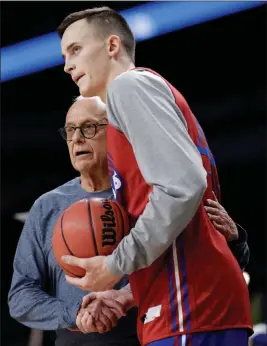  ?? David J. Phillip ?? The Associated Press Former Kansas coach Larry Brown talks with Kansas’s Mitch Lightfoot during a practice session for the Final Four on Friday in San Antonio.