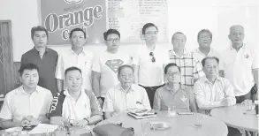  ??  ?? KIT SIANG (tengah) ditemani Jimmy (dua kanan) dan Foong Hin (dua kiri) pada sidang media yang diadakan di salah sebuah kedai kopi di Tawau.