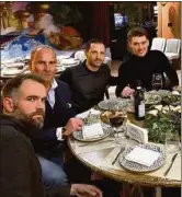  ??  ?? Die Ex-Auer Max Urwantschk­y (l.) und Domenico Tedesco (2.v.r.) sowie Spartak-Generaldir­ektor Tomas Zorn (r.) luden Helge Leonhardt zum Abendessen ein.