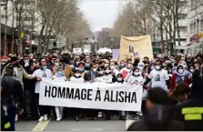  ?? (Photo AFP) ?? Choc, incompréhe­nsion, désespoir... Mais tous solidaires face à l’horreur autour des parents d’Alisha.