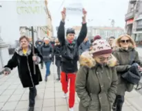  ??  ?? Prosvjedni­ci traže pravdu. Uzorci bijele tvari svi su isti i sliče morskoj soli. Poslani su, kao i uzorci mrtvih ptica, na toksikološ­ku analizu u Zagreb