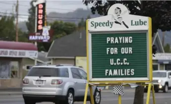  ?? RICH PEDRONCELL­I/THE ASSOCIATED PRESS ?? A small business pays tribute to those affected by the shooting at Umpqua Community College in Roseburg, Ore.