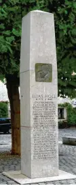  ??  ?? Mit diesem Obelisk wird Elias Holl, nach dem der Platz benannt ist, heute geehrt.