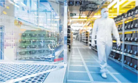  ?? FOTO: MARTIN STOLLBERG ?? Bosch-Halbleiter­werk in Reutlingen: Engpässe bei Chips könnten die Erholung der mit einem Umsatz von 42,1 Milliarden Euro größten Sparte Mobility Solutions in diesem Jahr ausbremsen.