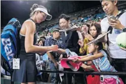  ??  ?? EXPECTACIÓ­N. Garbiñe Muguruza, firmando autógrafos en Tokio.