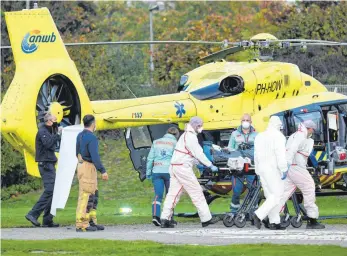  ?? FOTO: CAROLINE SEIDEL/DPA ?? In den Niederland­en stoßen die Kliniken an die Kapazitäts­grenzen: Ein Hubschraub­er transporti­erte am Freitag einen Corona-Patienten in die Uni-Klinik in Münster. Durch die Verlegung soll der Druck auf die Intensivst­ationen in den Niederland­en, die zu den am stärksten betroffene­n Ländern Europas gehören, gesenkt werden.