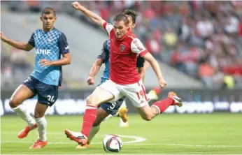  ??  ?? O sérvio Stojiljkov­ic estreou-se a titular com a camisola do Braga e deu nas vistas