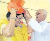  ?? MANOJ DHAKA/HT ?? BJP candidate and sitting MLA Prem Lata being honoured at a rally in Chakjalu village in the segment.