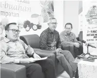  ?? ?? SERTAI KAMI: Ramli pada sidang media semalam menjemput orang ramai memeriahka­n Program FAMA Fest 2024@Sarawak dari 1 hingga 4 Mac di Miri. Turut kelihatan, Adeyong (kanan) dan Greyston (kiri).