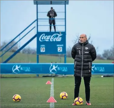  ??  ?? DE CELEBRACIÓ­N. Abelardo, que ayer cumplió un año como técnico albiazul, en una sesión.