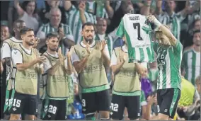  ?? Foto: EFE ?? Bonito gesto de Sergio Canales al dedicarle el 3-1 a Juanmi, lesionado de gravedad