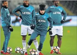  ??  ?? Roque Mesa, en un entrenamie­nto con el Swansea.