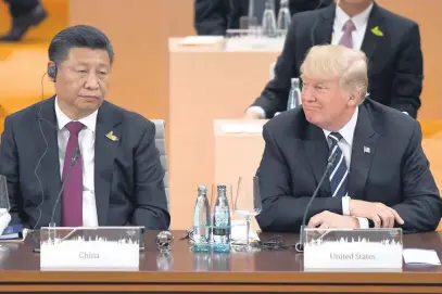  ?? Patrik Stollarz/AFP ?? Jinping e Trump durante encontro de trabalho da Cúpula do G20 em Hamburgo, na Alemanha, no dia 7