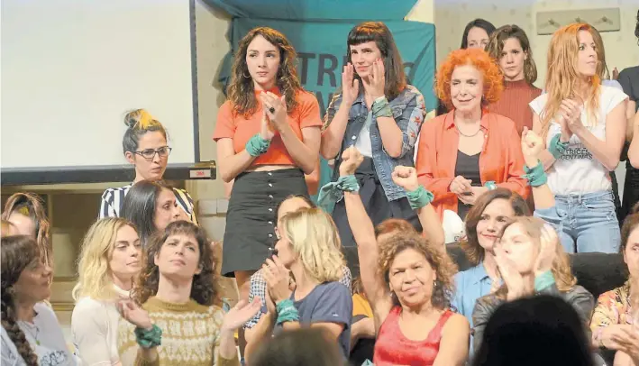  ?? FOTOS: BONETTO/ FERNÁNDEZ ?? “No nos callamos más”. Una de las frases que se escucharon ayer en la conferenci­a de “Actrices Argentinas”. Estuvo Thelma Fardín (primera de pie, izquierda).