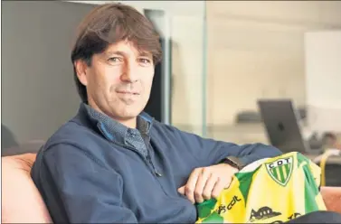  ??  ?? David Belenguer posa para AS con la camiseta del Tondela portugués, club que preside.