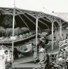  ?? Foto: Fotohaus Hirsch ?? 1958 stand die Zugspitzba­hn noch in der Stadt, damals wurde die Mess’ immer in‰ nerhalb der Stadtmauer gefeiert. 2021 könnte es coronabedi­ngt wieder eine Mess’ in der Altstadt geben.