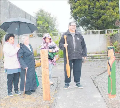  ??  ?? Evelyn Chase with Marge Copestake, the oldest Ma¯ ori elder in Eketa¯ huna who unveiled the carving of Ranginui, Grace Chase who unveiled the carving of Papatu¯ a¯ nuku and carver Warren Chase.