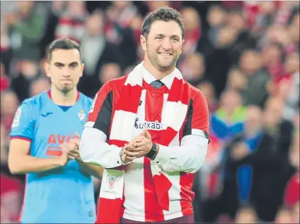  ?? FOTO: JUAN ECHEVERRÍA ?? Jon Rahm El golfista de Barrika aplaude durante el homenaje que le dedicó el Athletic, del que es fiel aficionado