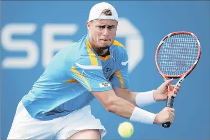  ??  ?? √ Lleyton Hewitt avait la victoire sur un plateau d’argent, mais il n’a pu concrétise­r.