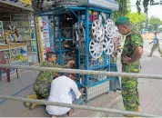  ?? (AFP) ?? Special Task Force soldiers search a motor parts stall near the venue of a campaign rally in Colombo on Wednesday