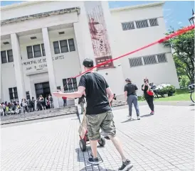  ?? G. Turín BoTello ?? Una performanc­e por la ciudad detrás de un hilo rojo