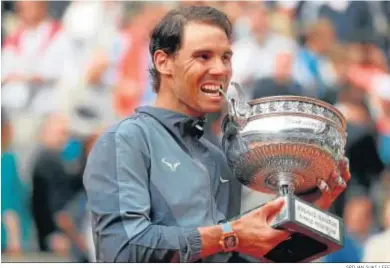  ?? SRDJAN SUKI / EFE ?? Rafael Nadal muerde el trofeo conquistad­o en la edición de Roland Garros del pasado año.