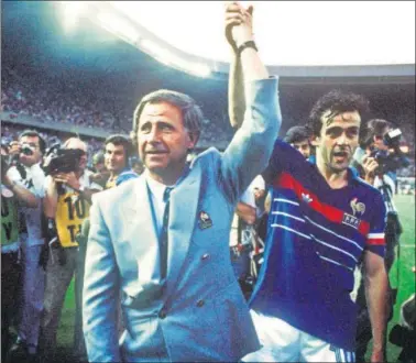  ??  ?? Michel Hidalgo celebra la Eurocopa de 1984 con Platini, la gran estrella de aquel equipo.