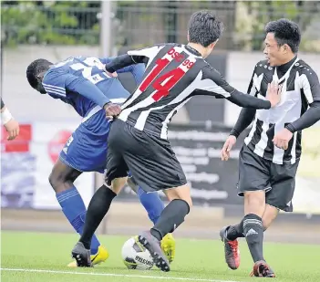  ?? BENEFOTO ?? Verbissene­r Kampf um den Ball: Ryo Terada (Nummer 14) und Ryo Tahira gegen Gladbachs Romel Seena Anyomi.