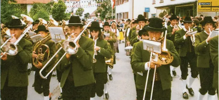  ?? Foto: Archiv Musikverei­nigung Dinkelsche­rben ?? Schon mehrmals ist das Bezirksmus­ikfest in Dinkelsche­rben ausgericht­et worden: Wie hier 1986 wird auch heuer der große Festumzug wieder ein Höhepunkt.