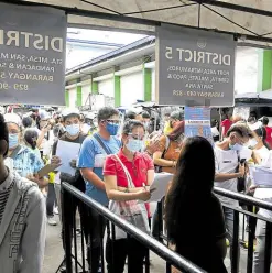  ?? —MARIANNE BERMUDEZ ?? VOTER REGISTRATI­ON People apply for voter registrati­on at the Commission on Elections office in Manila.