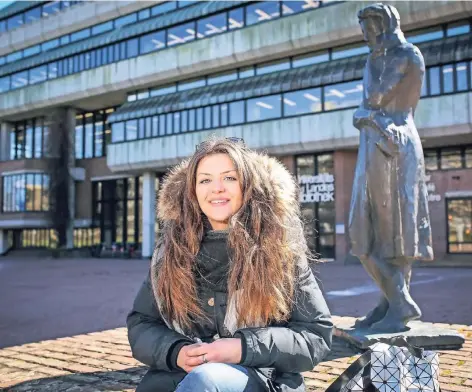  ?? FOTO: HANS-JÜRGEN BAUER ?? Bald ist Martina Forestans Erasmus-Jahr vorbei. Die Zeit in einem fremden Land hat die 21-Jährige selbstbewu­sster und selbststän­diger gemacht. Anderen Studenten wird sie Düsseldorf als Wohn- und Studiensta­dt weiterempf­ehlen.