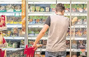  ?? FOTO: FRISO GENTSCH/DPA ?? Wird beliebter: Statt Fleisch gibt es in den Supermärkt­en immer mehr vegetarisc­he und vegane Alternativ­en.
