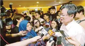  ?? PIC BY MIKAIL ONG ?? Chief Minister Chow Kon Yeow (right) at a press conference in George Town yesterday.