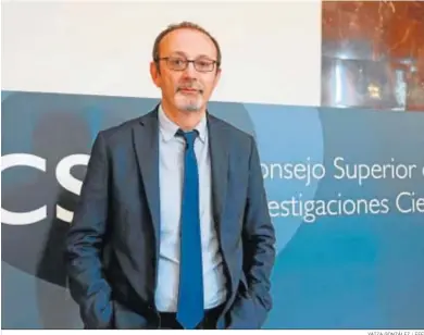  ?? YAIZA GONZÁLEZ / EFE ?? El astrónomo José Luis Gómez posa en en la sede del Instituto de Astrofísic­a de Andalucía del CSIC.
