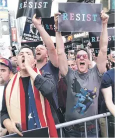  ??  ?? ► Una protesta el miércoles por la decisión de Trump en contra de los transexual­es, en Nueva York.