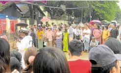  ?? —AFP ?? RARE MOVE BY ISOLATED REGIME Relatives stand outside Insein prison as they wait for the release of prisoners in Yangon on Nov. 17.