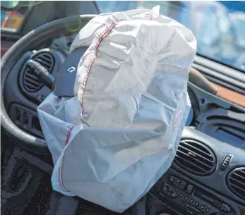  ?? FOTOS: DPA ?? Ein einmal gezündeter Airbag muss ausgetausc­ht werden.