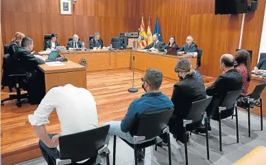  ?? FRANCISCO JIMÉNEZ ?? Los cinco acusados, ayer, durante la primera sesión del juicio que se celebra en la Audiencia.