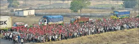  ??  ?? ■ Thousands of Maharashtr­a farmers, seen here at Mulund Octroi Naka on Saturday, are on their way to Mumbai to block access to the state legislatur­e building from Monday till their demands are met. PRATIK CHORGE/HT PHOTO