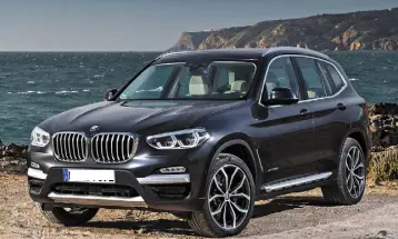  ??  ?? ASSURED DRIVING: The classy new X3 does 40 miles per gallon and has a great luggage area