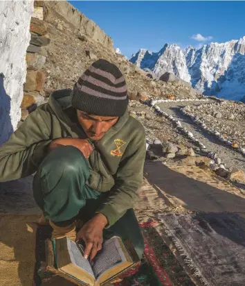  ??  ?? Un sendero bien cuidado conduce a una pequeña explanada de roca que se usa como oratorio en el puesto de Gora I. «A las familias nunca les contamos las penurias que pasamos –dice un soldado–. Les decimos simplement­e que estamos contentos y disfrutand­o de la vida».