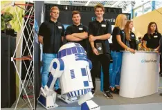  ??  ?? Diesen R2D2 aus dem Film „Star Wars“haben die Auszubilde­nden von Smurfit Kappa aus Karton gebaut.