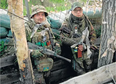  ?? OLHA KOSOVA ?? Sergiy y El Profesor, en una de las trincheras de uno de los frentes de Bajmut.