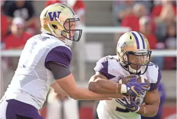  ?? RUSSELL ISABELLA, USA TODAY SPORTS ?? Quarterbac­k Jake Browning and running back Myles Gaskin led unbeaten Washington to a win.