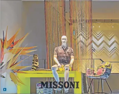  ??  ?? TIENDAS
Los establecim­ientos de Missoni reflejan muy bien el discurso estético de esta firma que hizo famoso el zigzag de colores