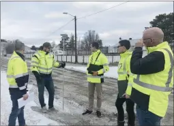  ??  ?? PÅ BEFARING: På bildet ser vi med ansiktet vendt vekk,ole Mathias Rasmussen (Alta Kraftlag), Ivar Furulund og Kristian Haug Masvik (Rambøll), Kjetil Krane Jørgensen og Jan-eirik Eilertsen (begge Alta kommune)