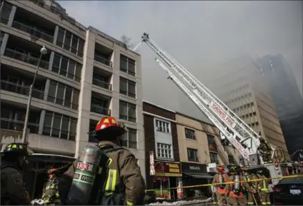  ?? JESSE WINTER, TORONTO STAR ?? Toronto firefighte­rs battle a massive blaze at the Badminton and Racquet Club of Toronto.