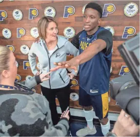  ?? MYKAL MCELDOWNEY/THE INDIANAPOL­IS STAR ?? Guard Victor Oladipo jokes around during a media interview with new Pacers assistant GM Kelly Krauskopf.