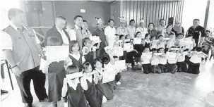  ??  ?? TERIMA KASIH: Murid daripada 15 sekolah di daerah Belaga merakam kenangan bersama Liwan serta tetamu hormat lain pada Majlis Penyerahan Baucar Bantuan Pakaian Seragam Yayasan Sarawak di Rumah Rehat Kerajaan di Belaga.